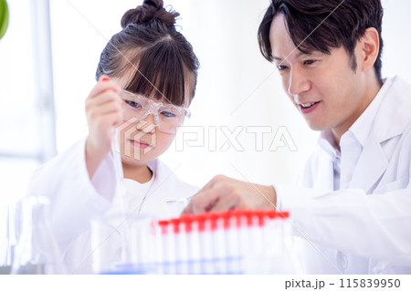 科学の勉強をする小学生の女の子と先生 115839950