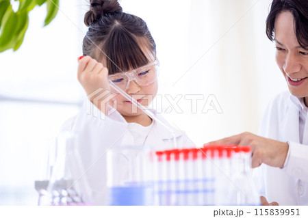 科学の勉強をする小学生の女の子と先生 115839951