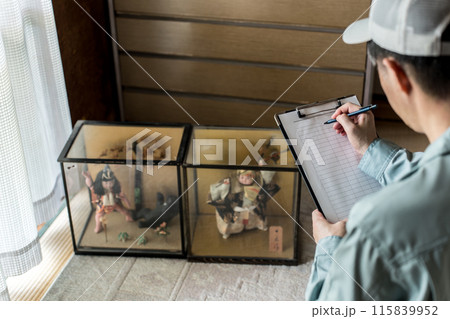 五月人形の値付けをしている不用品買取業者 115839952