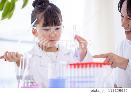 科学の勉強をする小学生の女の子と先生 115839953