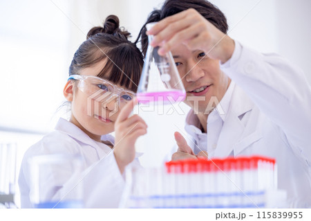 科学の勉強をする小学生の女の子と先生 115839955