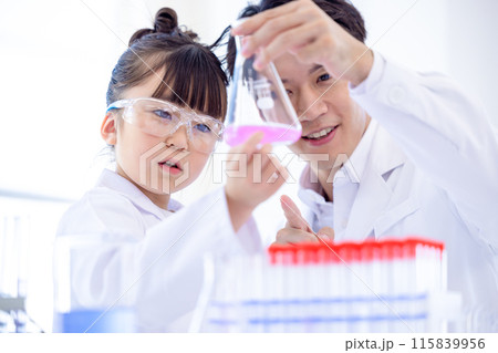 科学の勉強をする小学生の女の子と先生 科学の勉強をする小学生の女の子と先生 115839956