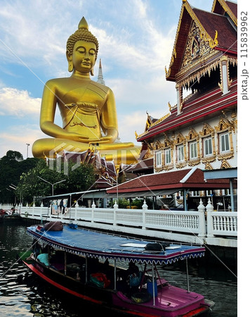 タイのエメラルド寺院ワット・プラ・ケオの大仏 115839962