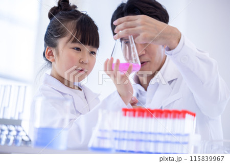 科学の勉強をする小学生の女の子と先生 科学の勉強をする小学生の女の子と先生 115839967