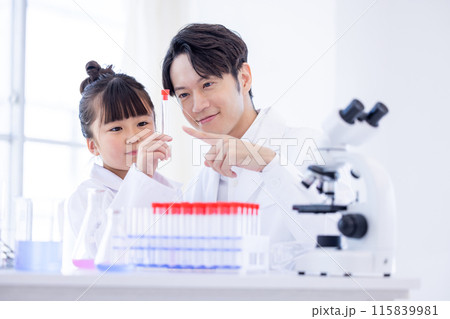 科学の勉強をする小学生の女の子と先生 科学の勉強をする小学生の女の子と先生 115839981