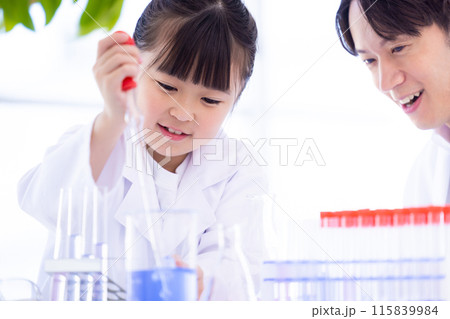 科学の勉強をする小学生の女の子と先生 115839984
