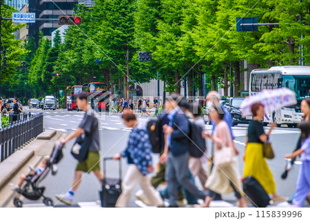 日本の東京都市景観 インバウンド復活…人気の東京観光…観光客らで賑わう東京駅前。横断中…スカイバス 日本の東京都市景観 インバウンド復活…人気の東京観光…観光客らで賑わう東京駅前。横断中…スカイバス 115839996