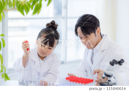 科学の勉強をする小学生の女の子と先生 科学の勉強をする小学生の女の子と先生 115840014