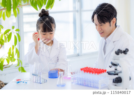 科学の勉強をする小学生の女の子と先生 科学の勉強をする小学生の女の子と先生 115840017