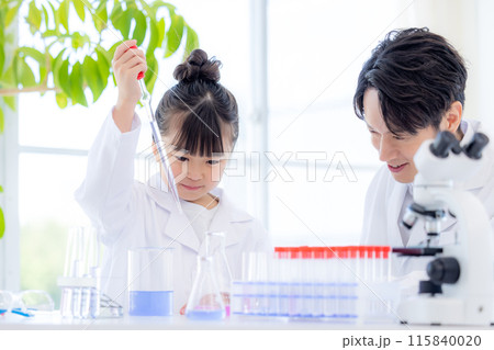 科学の勉強をする小学生の女の子と先生 115840020