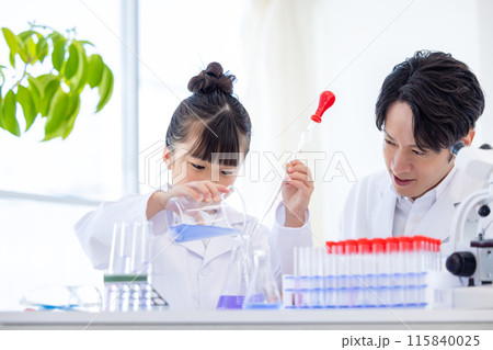 科学の勉強をする小学生の女の子と先生 科学の勉強をする小学生の女の子と先生 115840025
