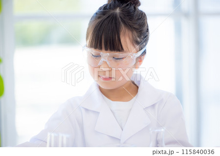 科学の勉強をする小学生の女の子 科学の勉強をする小学生の女の子 115840036