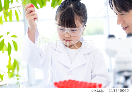 科学の勉強をする小学生の女の子と先生 科学の勉強をする小学生の女の子と先生 115840069