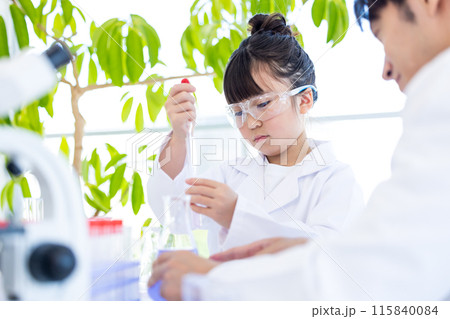 科学の勉強をする小学生の女の子と先生 科学の勉強をする小学生の女の子と先生 115840084