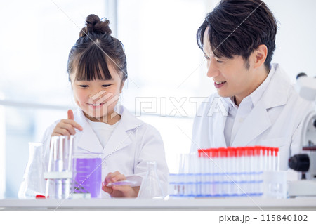 科学の勉強をする小学生の女の子と先生 科学の勉強をする小学生の女の子と先生 115840102