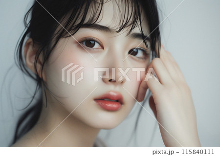 自然な表情の日本人女性 115840111