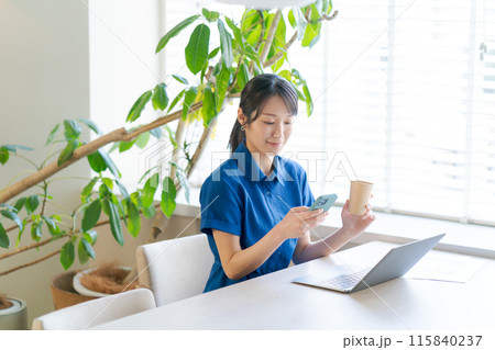 オフィスで働くポロシャツの女性 115840237