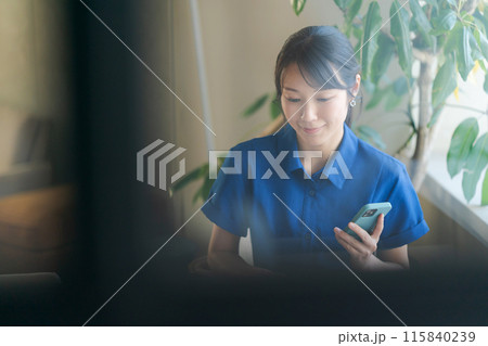 オフィスで働くポロシャツの女性 115840239