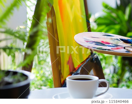 植物とキャンバス、テーブルの上にあるコーヒーカップ 植物とキャンバス、テーブルの上にあるコーヒーカップ 115840466