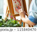 キャンバスに絵を描く女性 115840470