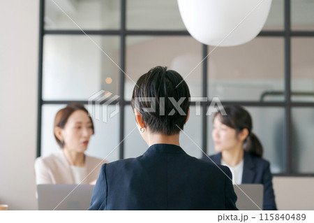 会議をする女性達 115840489