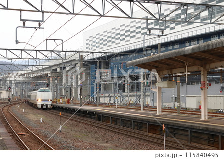 敦賀駅に到着する北陸本線特急サンダーバード号 115840495