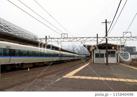 敦賀駅に停車中の北陸本線特急サンダーバード号・特急しらさぎ号 115840496