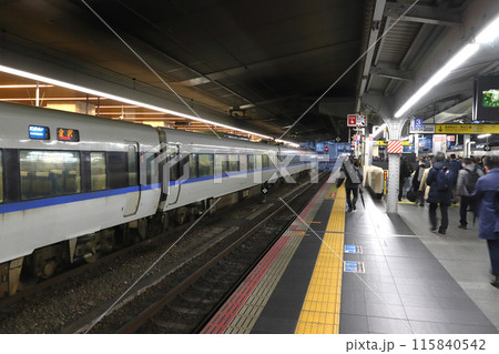 大阪駅に停車中の金沢行北陸本線特急サンダーバード号 115840542