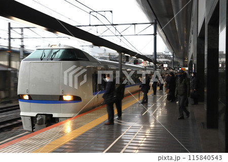 京都駅に到着する金沢行北陸本線特急サンダーバード号 115840543