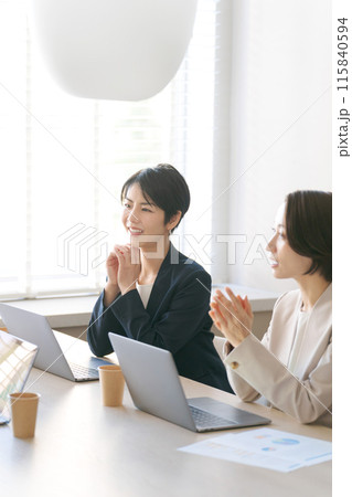 明るい職場で打ち合わせをする女性達 明るい職場で打ち合わせをする女性達 115840594