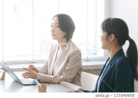 明るい職場で打ち合わせをする女性達 115840600