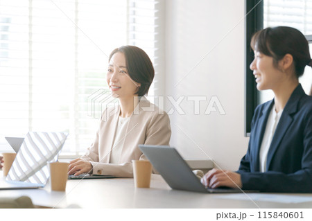 明るい職場で打ち合わせをする女性達 115840601