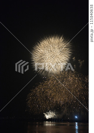 夏の夜空に咲く大輪の花火 夏の夜空に咲く大輪の花火 115840638