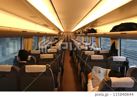 金沢行の北陸本線特急サンダーバード号(683系電車内) 金沢行の北陸本線特急サンダーバード号(683系電車内) 115840644