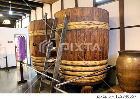 酒造りの酒樽 酒造りの酒樽 115840657