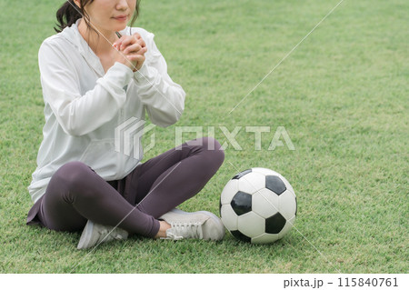 祈るように日本代表を応援するサッカーファン・サポーターの日本人女性 115840761