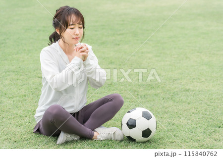 祈るように日本代表を応援するサッカーファン・サポーターの日本人女性 115840762