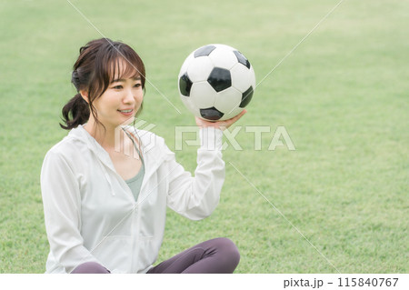 運動場でサッカーボールを持つサッカーファン・サポーターの日本人女性 運動場でサッカーボールを持つサッカーファン・サポーターの日本人女性 115840767