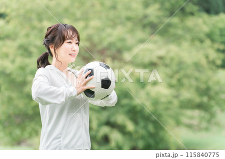 運動場でサッカーボールを持つサッカーファン・サポーターの日本人女性 運動場でサッカーボールを持つサッカーファン・サポーターの日本人女性 115840775