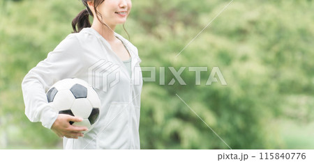 運動場でサッカーボールを持つサッカーファン・サポーターの日本人女性 115840776