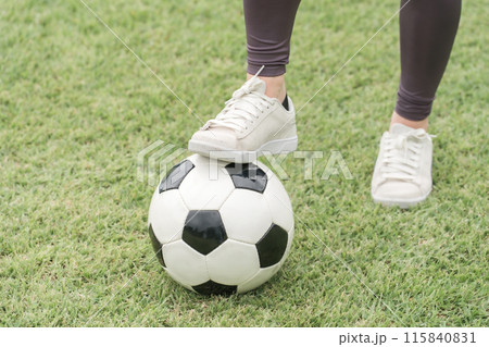 サッカー場でユニフォームを着てサッカー・フットサルの練習をする日本人女性 115840831