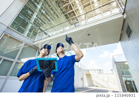 建物を確認する作業員 建物を確認する作業員 115840931