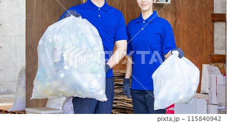 ごみ収集する作業員 115840942