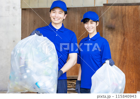 ごみ収集する作業員 ごみ収集する作業員 115840943