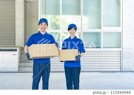 荷物を持つ作業員 115840949