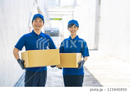 荷物を持つ作業員 荷物を持つ作業員 115840950