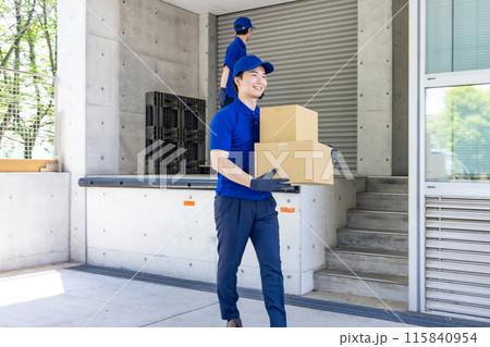 倉庫で荷物を運ぶ作業員 倉庫で荷物を運ぶ作業員 115840954