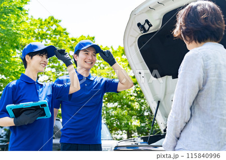 故障した自動車の修理に駆けつける作業員 115840996