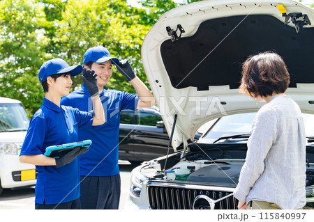 故障した自動車の修理に駆けつける作業員 故障した自動車の修理に駆けつける作業員 115840997