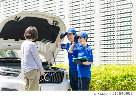 故障した自動車の修理に駆けつける作業員 115840998